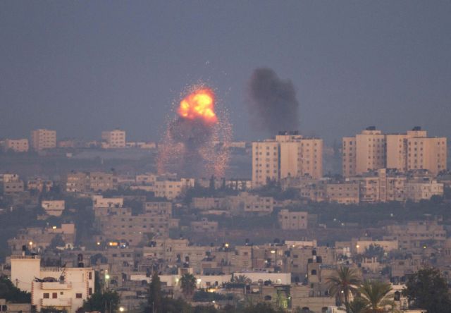 Σφυροκοπούν οι ισραηλινές δυνάμεις τη Γάζα, τρεις νεκροί από ρουκέτα της Χαμάς